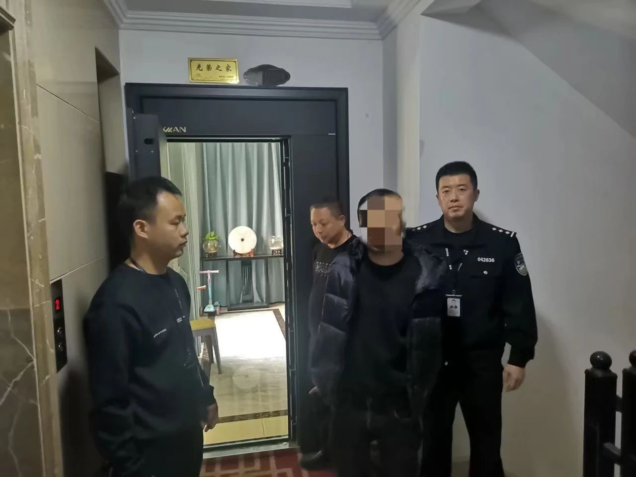 龙广镇全副伪装仍被识别！双龙公安成功抓获一名撬锁盗窃嫌疑人